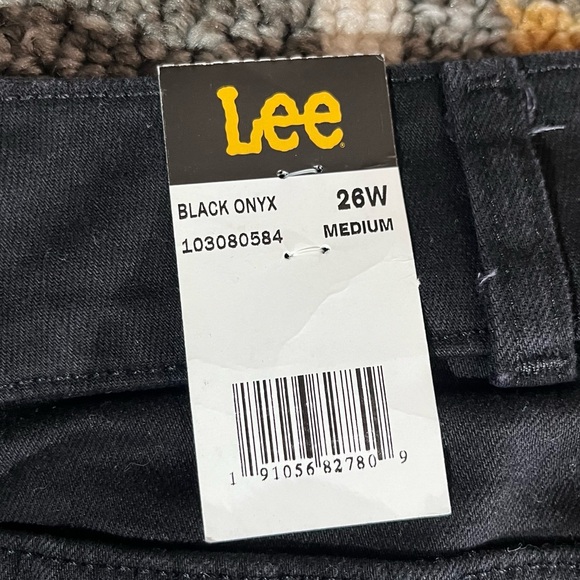 NWT Women’s Lee Plus Relaxed Fit Straight Leg Mid Rise Jeans Black 26W Medium - Picture 2 of 7